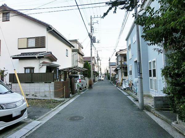 Local photos, including front road. Local (10 May 2012) shooting