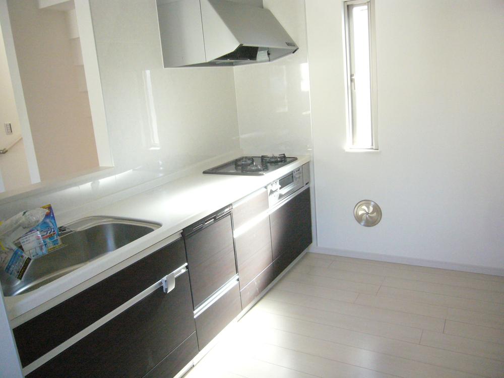 Kitchen. Dishwasher ・ With water purifier, It is a good kitchen lighting. 2013 November 13 shooting Building 3