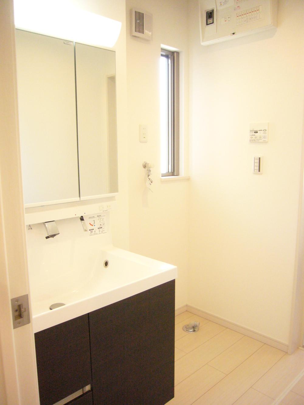 Wash basin, toilet. It is vanity triple mirror type. 2013 November 13 shooting Building 3