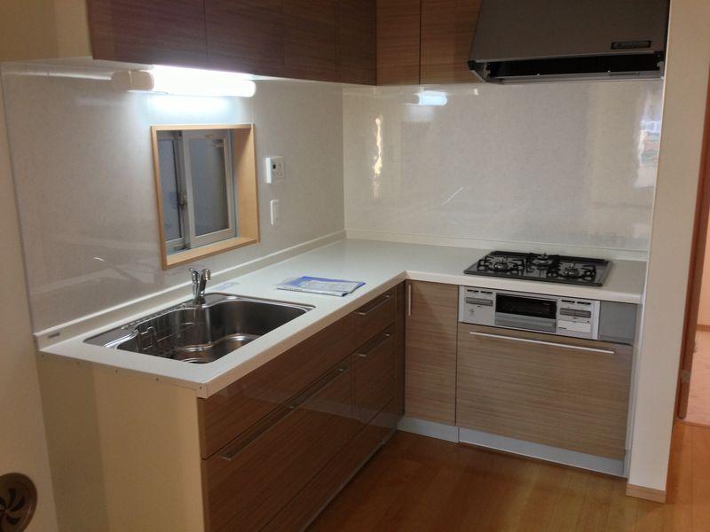 Kitchen. Easy-to-use L-shaped kitchen