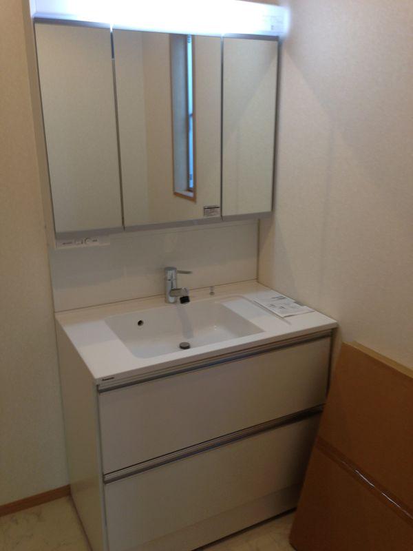 Wash basin, toilet. Drawer storage Three-way mirror washbasin