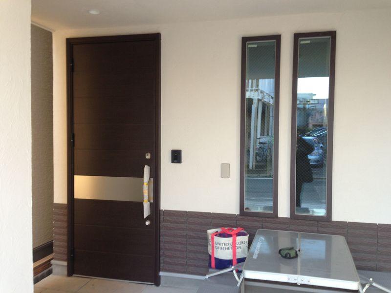 Entrance. Window even in the parking lot side