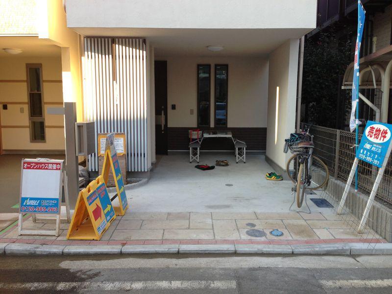 Parking lot. Ample parking You put bicycle