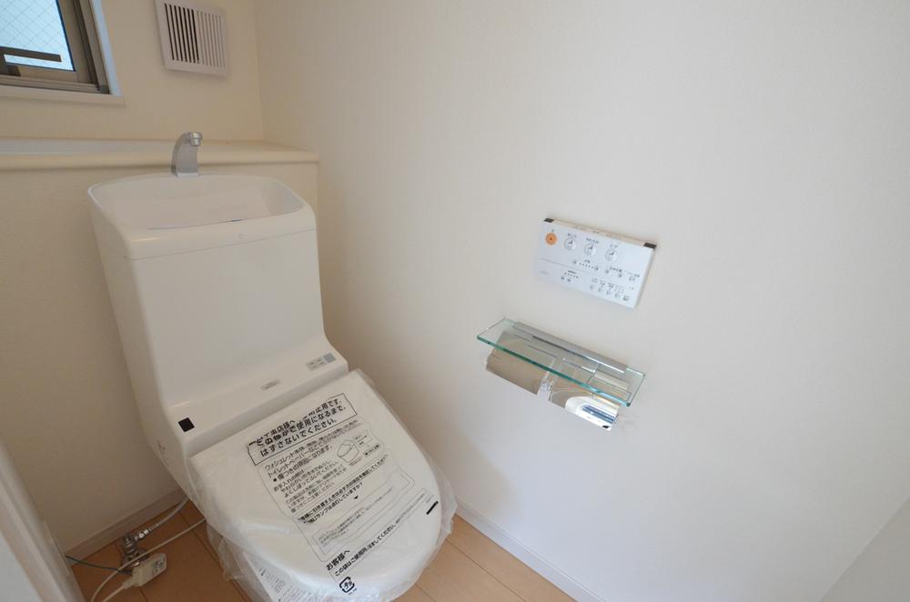 Toilet. Indoor (09 May 2013) Shooting