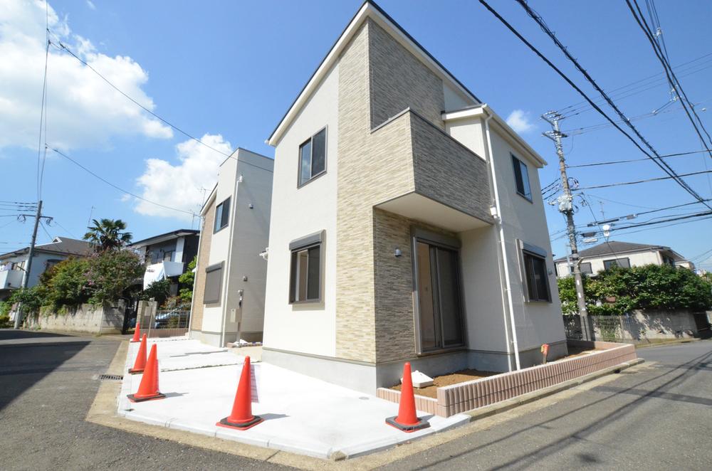 Local photos, including front road. Local (09 May 2013) Shooting