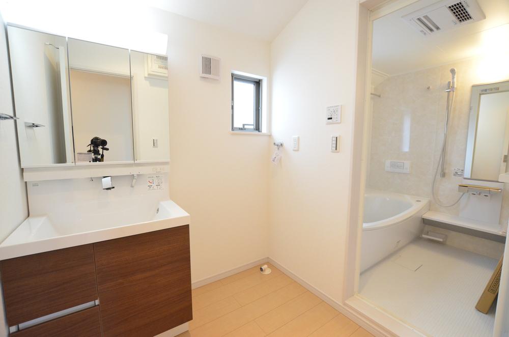 Wash basin, toilet. Indoor (09 May 2013) Shooting