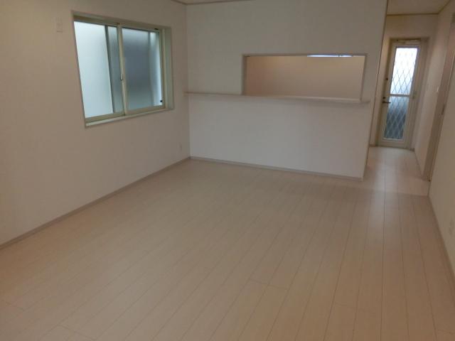 Living. Since the living room overlooking from the kitchen, Also you can see how the child while cooking