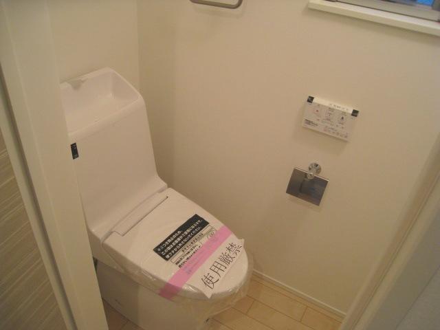 Toilet. Indoor (11 May 2013) Shooting