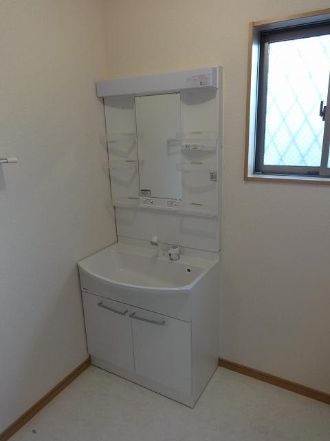 Wash basin, toilet. Indoor (12 May 2013) Shooting