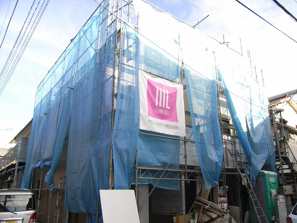 Local appearance photo. Bus stop a 1-minute walk! Is "Tsurumi" station is available in the bus service!