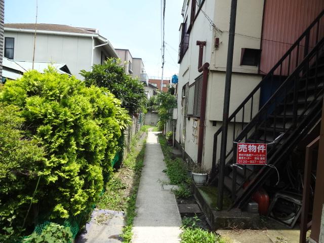 Local photos, including front road. Local (11 May 2013) Shooting