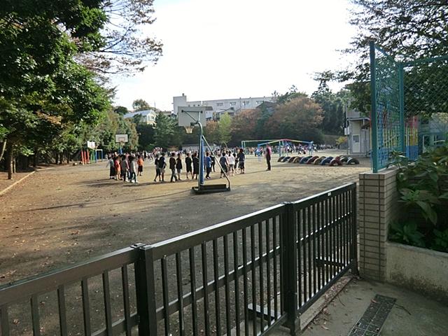Primary school. Yokohama Municipal Lion months valley elementary school across sound is cheerful voice of 1400m children up to elementary school. It is very pleasing.