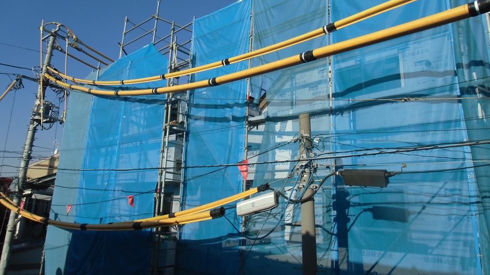 Local photos, including front road. Ground improvement already