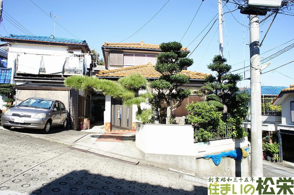 Local photos, including front road. head on, There is a garbage yard on the corner