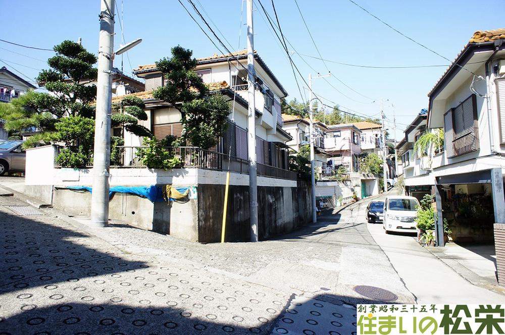 Local photos, including front road. The east side is also a public road