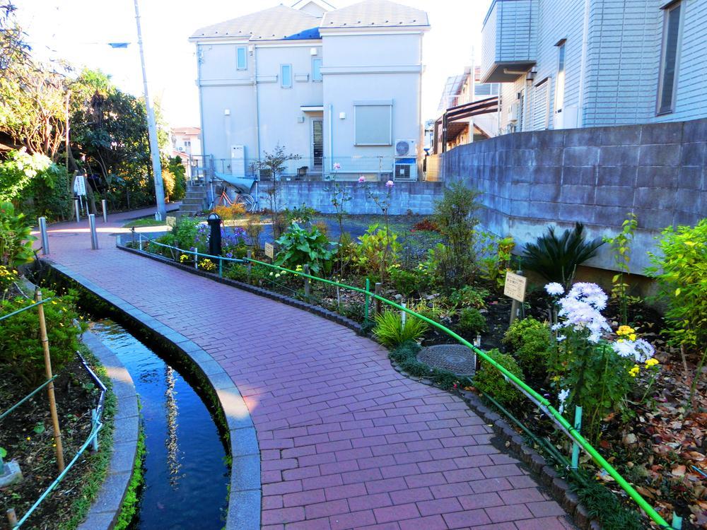 park. There is a "babbling of green road" in the immediate vicinity of the property. It is also a nifty idea to walk Bratt on the way to and from a little shopping.