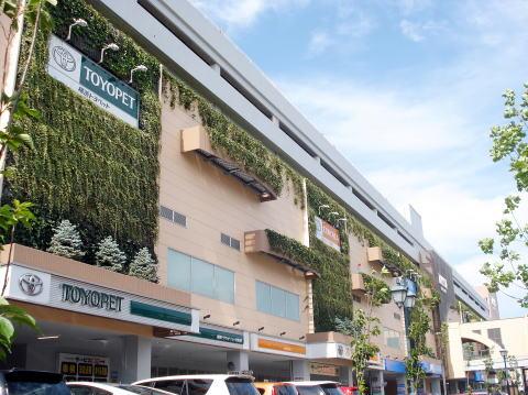 Shopping centre. Until the Tressa Yokohama north tower 1209m