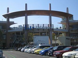 Shopping centre. LaLaport 600m to Yokohama (shopping center)