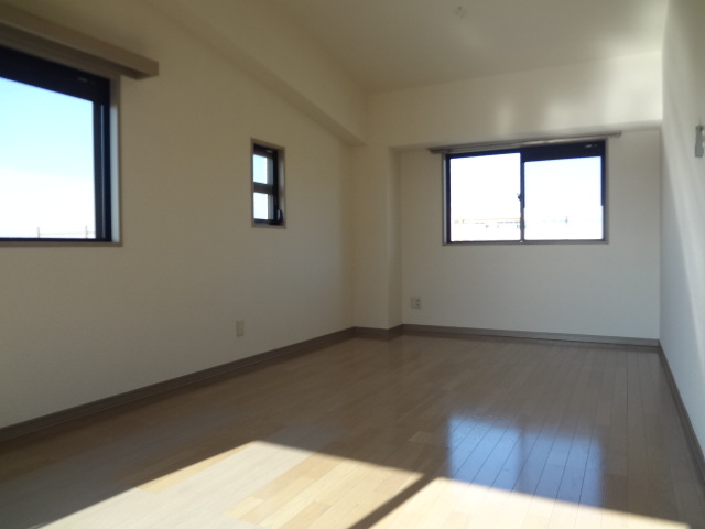 Living and room. Wide it is living.