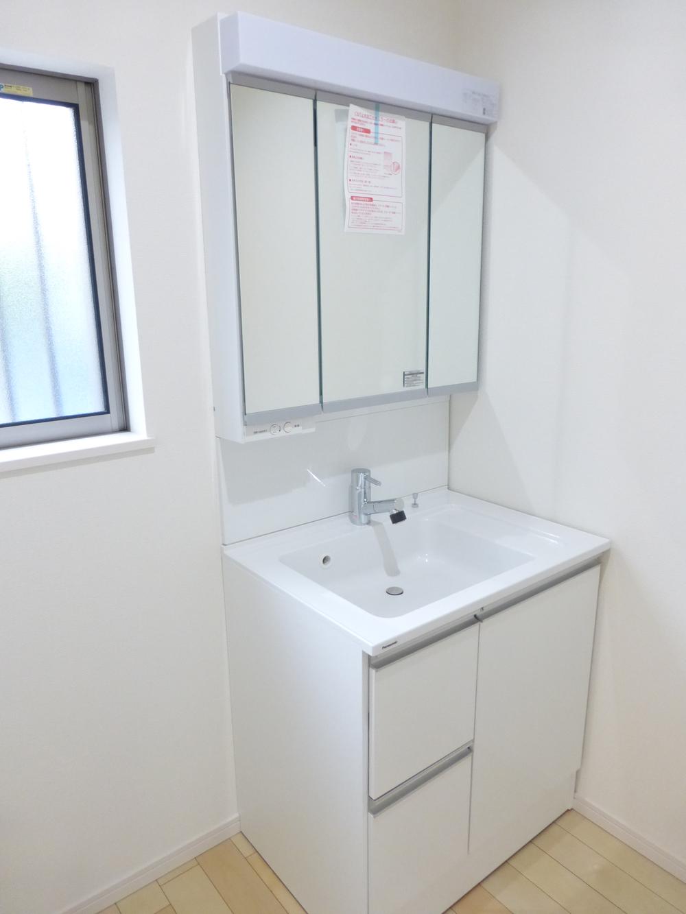 Wash basin, toilet. 1 Building Indoor (October 22, 2013) Shooting