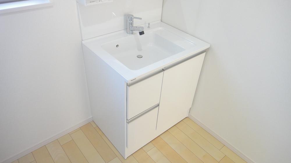 Wash basin, toilet. Shampoo dresser