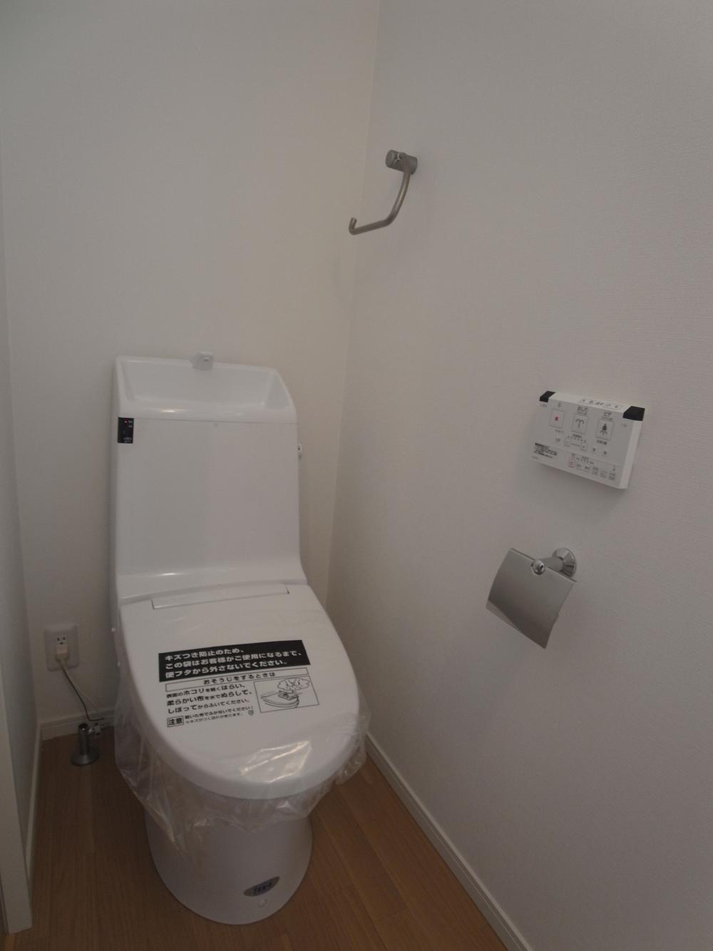 Toilet. Indoor (11 May 2013) Shooting