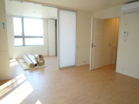 Living and room. There is a large window in Western-style room side!