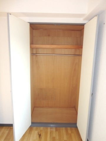 Receipt. There is a large storage! 