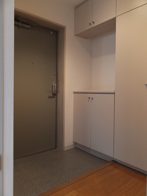 Entrance. A spacious entrance