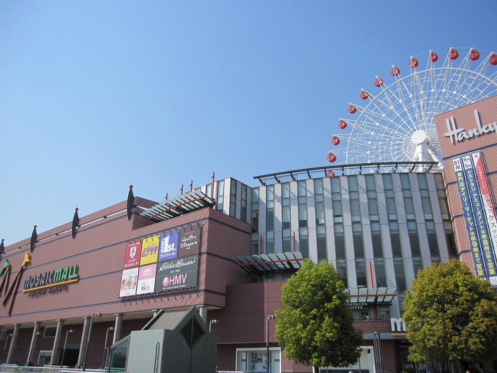 Shopping centre. Mosaic Mall of 990m commercial complex to mosaic Mall, Ferris wheel, which is lit up at night is proud of high popularity