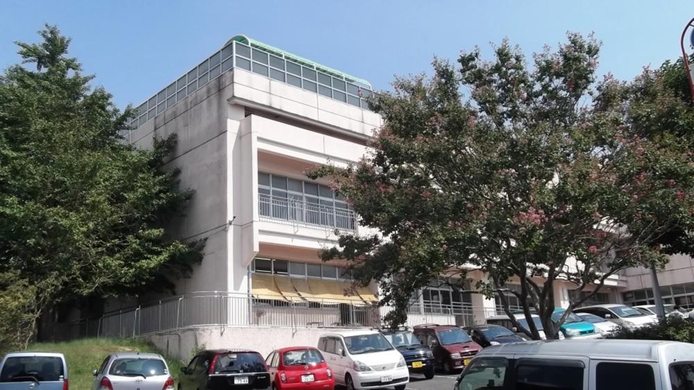 Junior high school. Nakagawanishi is flat up to 1200m junior high school until junior high school. School by also within walking distance is a distance that can be peace of mind