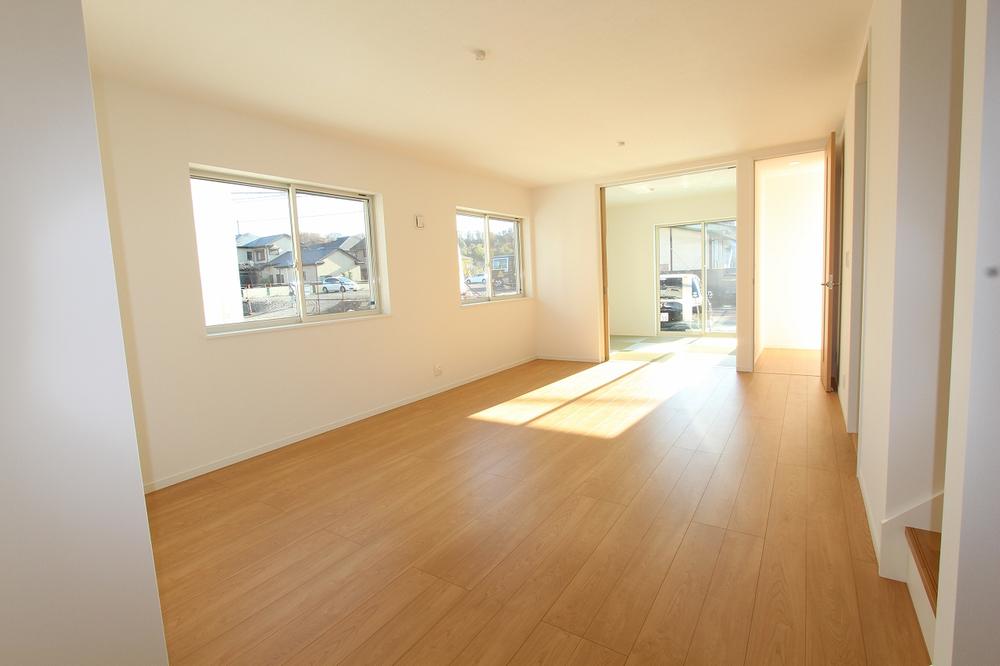 Living. LDK is floor heating is standard equipment, Lighting surface is many a bright room.