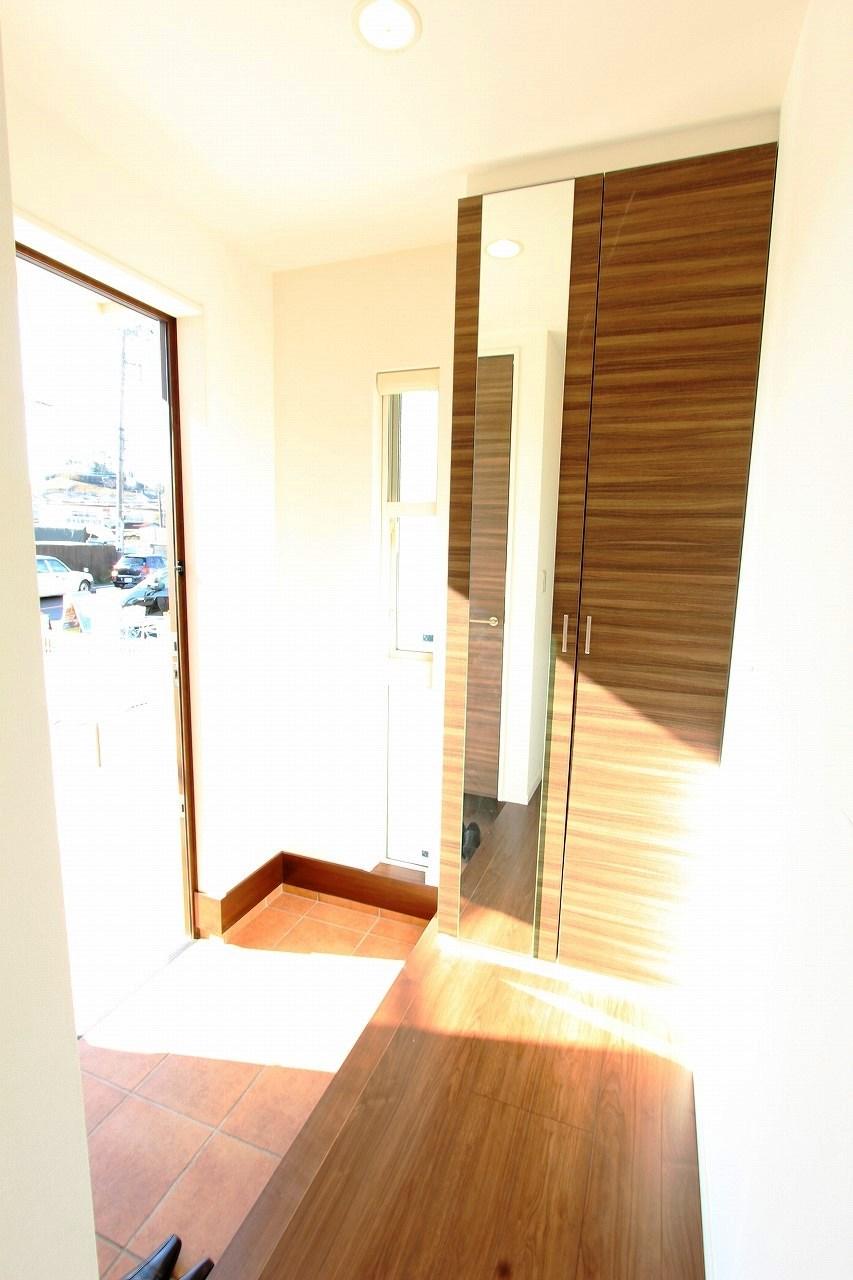 Entrance. D Building shoes closet