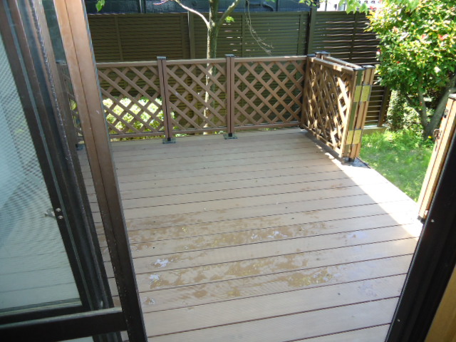 Garden. Wood deck