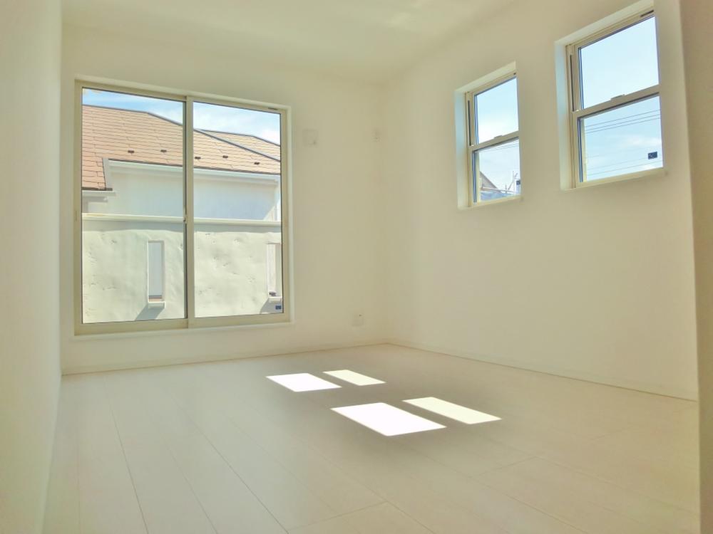 Other introspection. Warm sunshine is the room drenched. (B Building local photo)