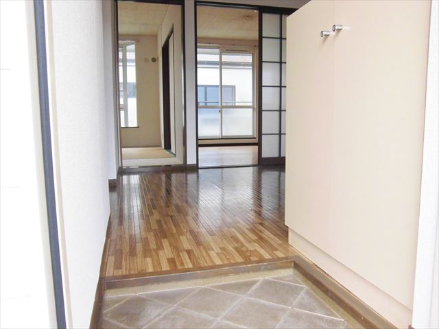 Entrance. Entrance ・ Shoe box