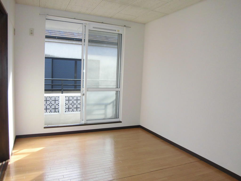 Living and room. There is a balcony