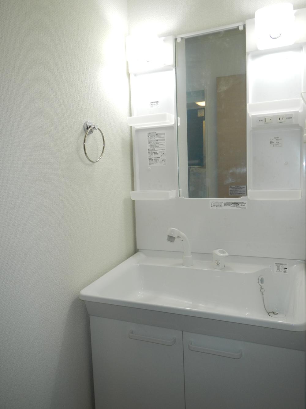 Wash basin, toilet. Indoor (11 May 2013) Shooting