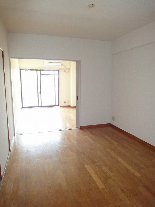 Living and room. DK8.8 Pledge