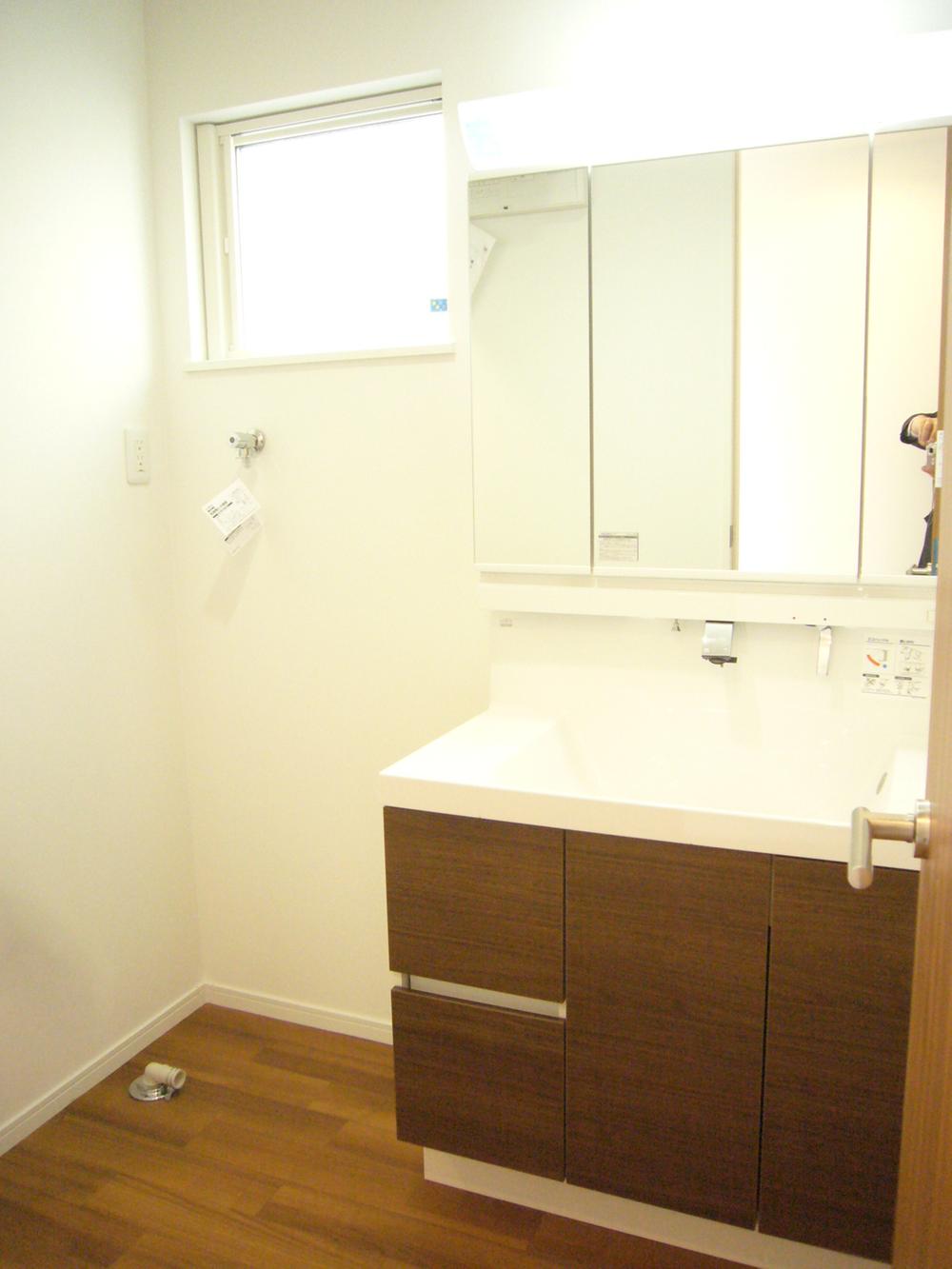 Wash basin, toilet. E Building Indoor (November 28, 2013) Shooting