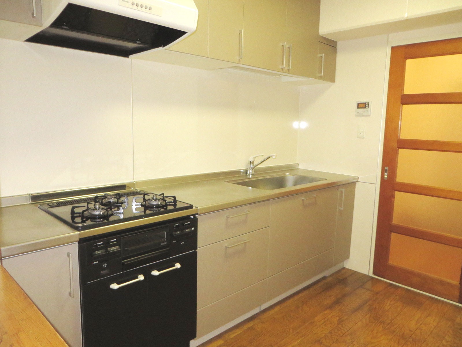 Kitchen. 4 tatami large a kitchen 3-neck gas stove