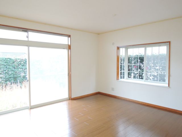 Living and room. Facing south in sunny