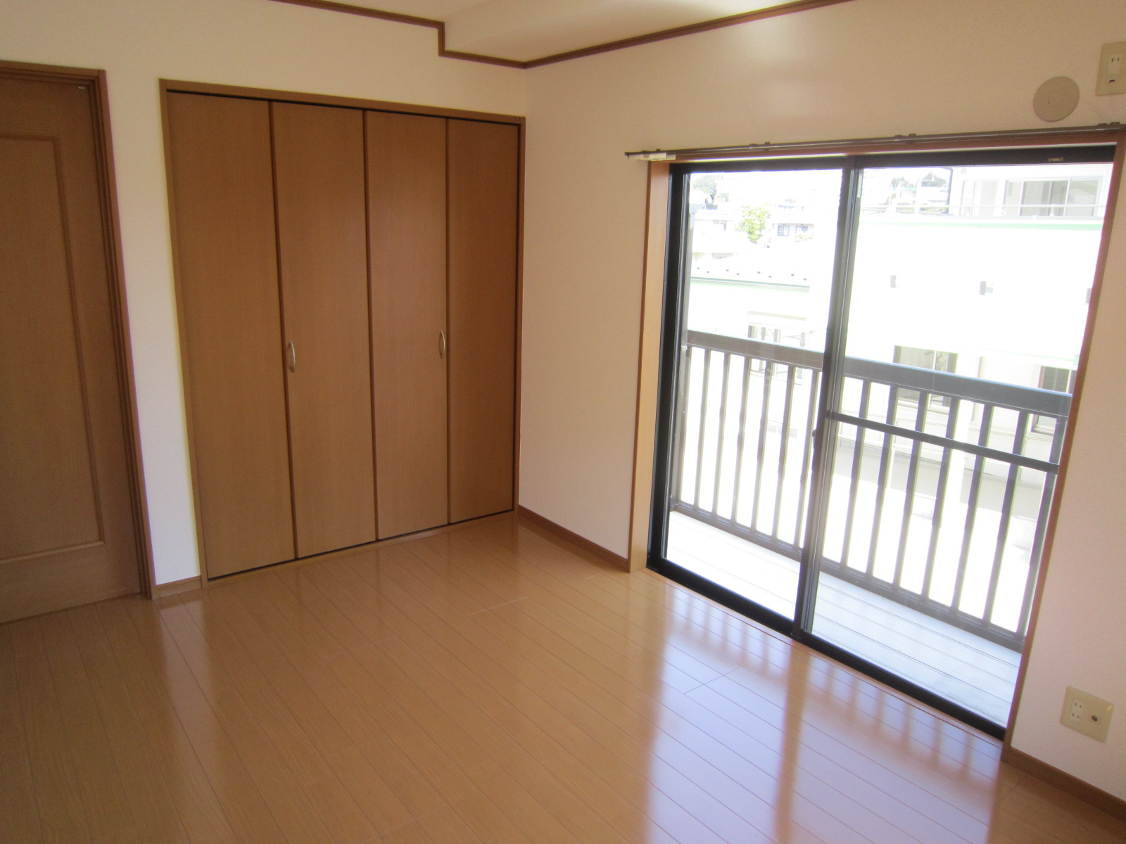 Living and room. Western-style 6 Pledge