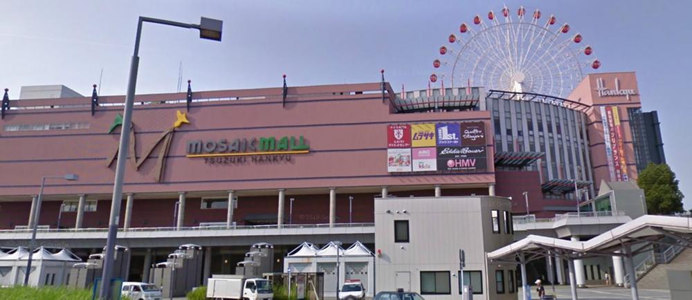 Shopping centre. Continued to Hankyu 1007m