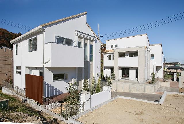 Model house photo. Same specifications "Model house 1 Building, Building 2 "appearance image (2,013.11 May shooting) ■ But is the appearance of the image of a simple modern mansion, There is also in the design has been refined stylish and at the same time.
