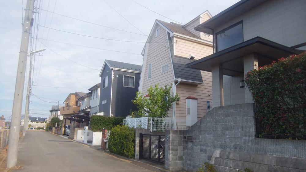 Streets around. 10m to the peripheral residential area