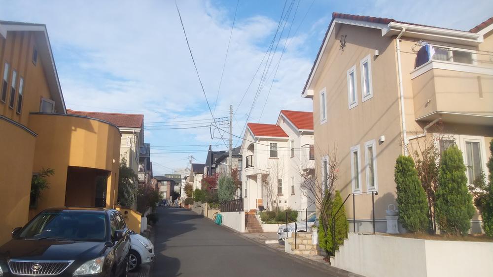 Streets around. 100m to the peripheral residential area