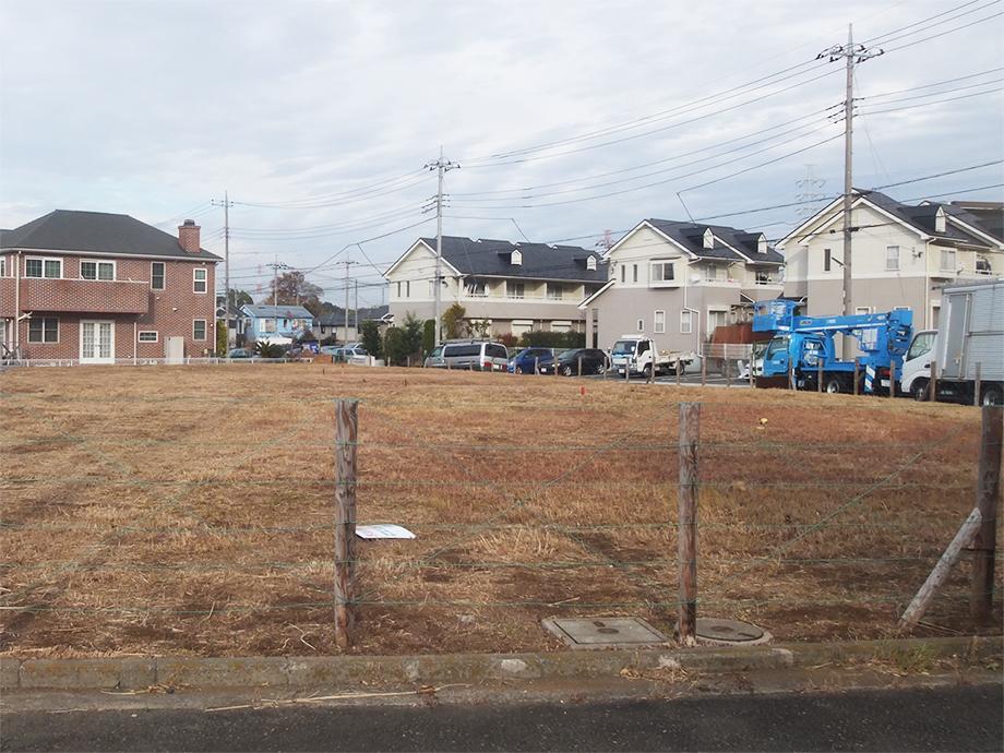 Local photos, including front road. Local (11 May 2013) shooting ● local close, There is no tall buildings block the sunlight.