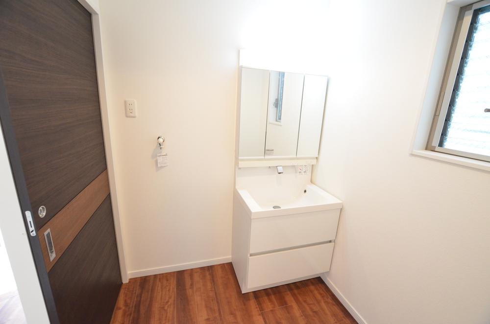 Wash basin, toilet. Indoor (08 May 2013) Shooting