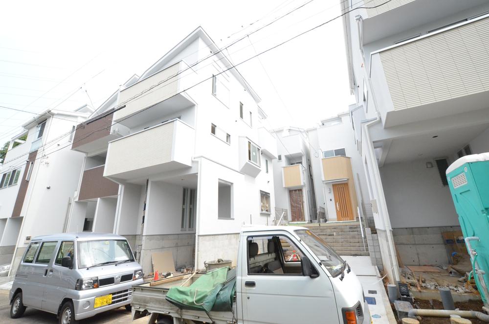 Local photos, including front road. Local (08 May 2013) Shooting